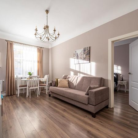 Stylish Latvian Classic 1-Bedroom Apartment Near City Center, Parks & Public Transport Links Riga Bagian luar foto