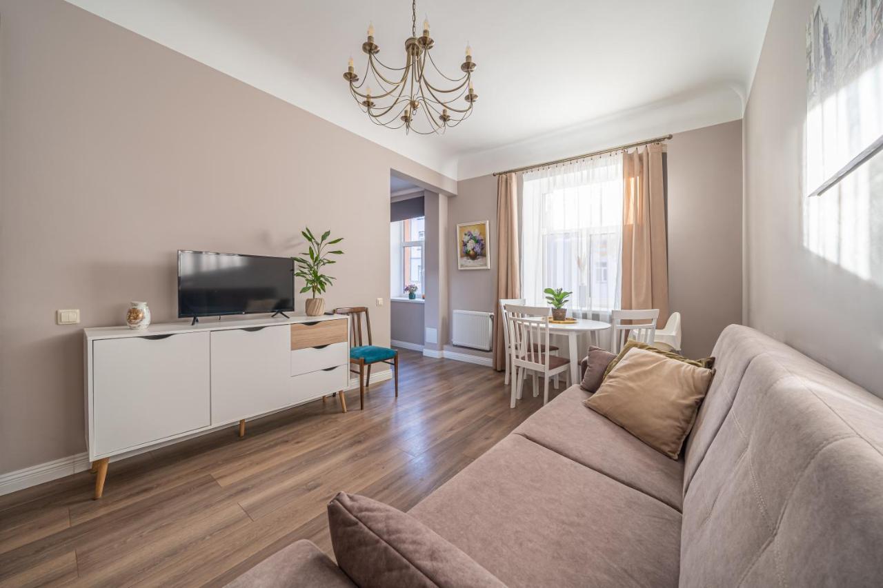 Stylish Latvian Classic 1-Bedroom Apartment Near City Center, Parks & Public Transport Links Riga Bagian luar foto