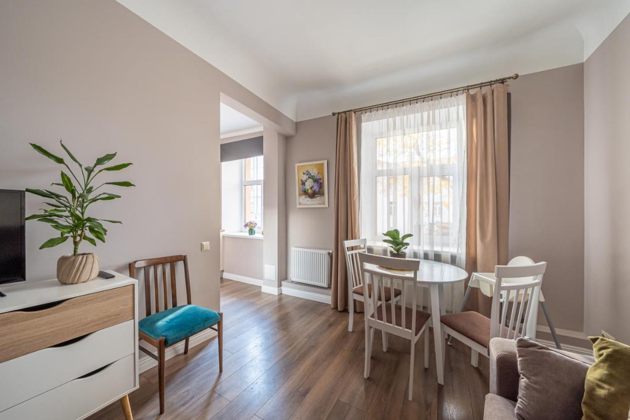 Stylish Latvian Classic 1-Bedroom Apartment Near City Center, Parks & Public Transport Links Riga Bagian luar foto