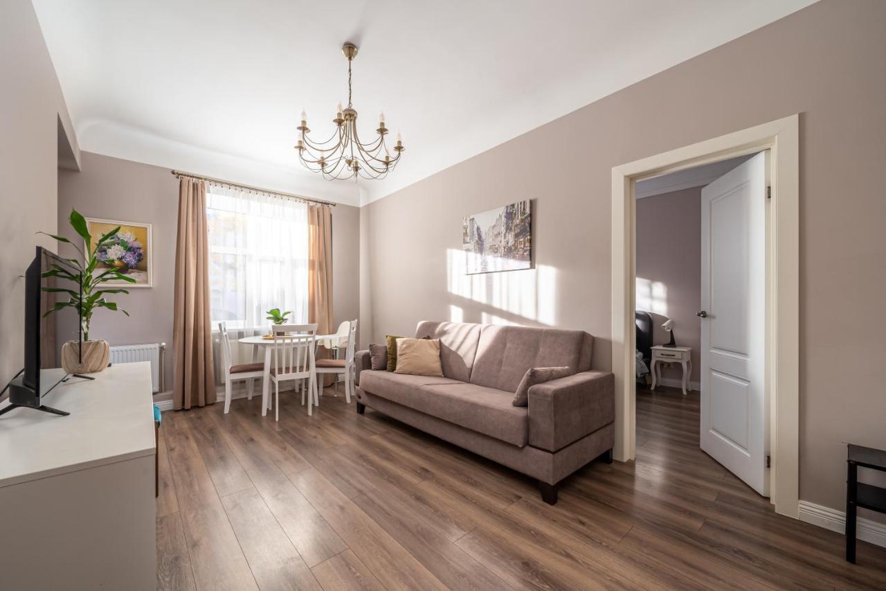Stylish Latvian Classic 1-Bedroom Apartment Near City Center, Parks & Public Transport Links Riga Bagian luar foto