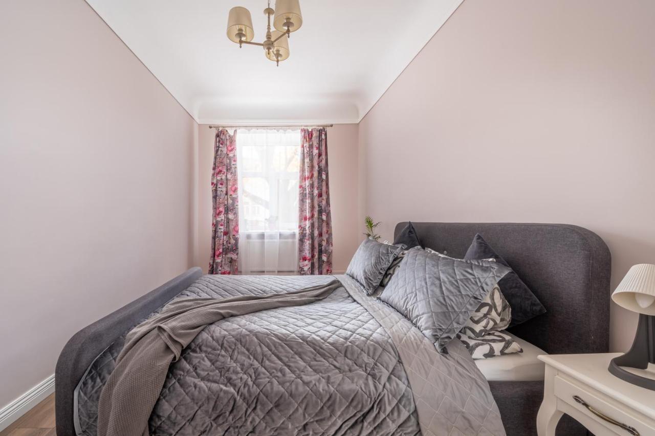 Stylish Latvian Classic 1-Bedroom Apartment Near City Center, Parks & Public Transport Links Riga Bagian luar foto