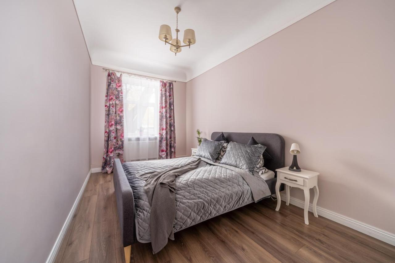 Stylish Latvian Classic 1-Bedroom Apartment Near City Center, Parks & Public Transport Links Riga Bagian luar foto