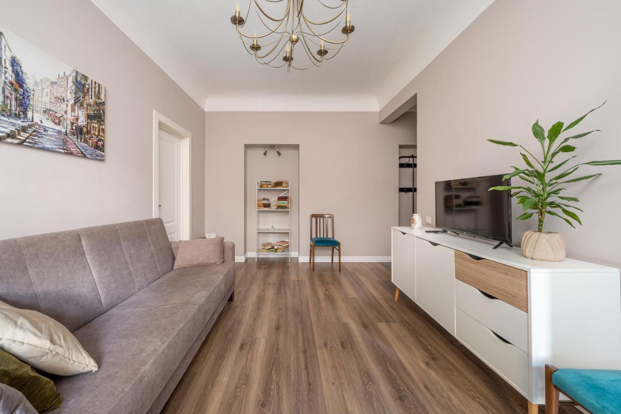 Stylish Latvian Classic 1-Bedroom Apartment Near City Center, Parks & Public Transport Links Riga Bagian luar foto