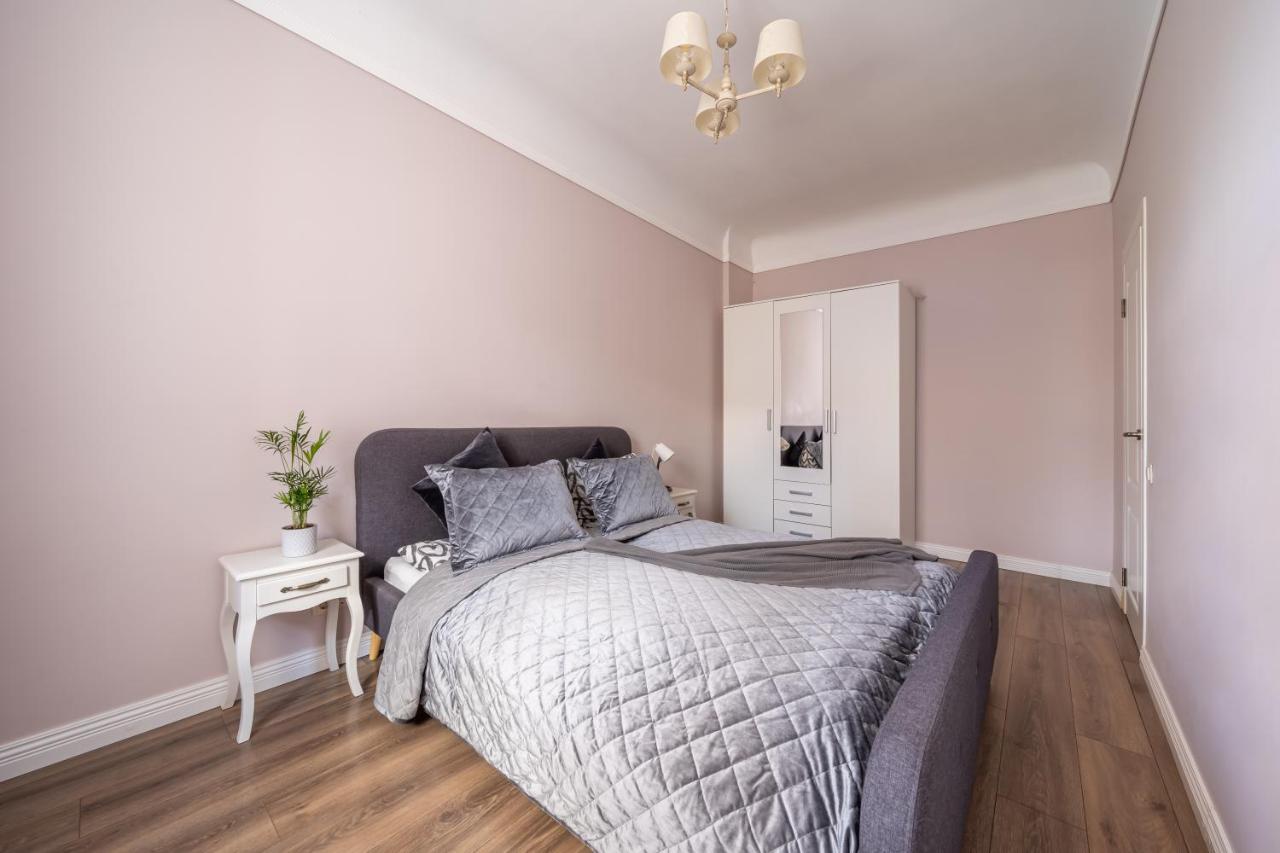 Stylish Latvian Classic 1-Bedroom Apartment Near City Center, Parks & Public Transport Links Riga Bagian luar foto
