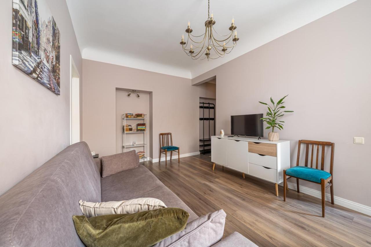 Stylish Latvian Classic 1-Bedroom Apartment Near City Center, Parks & Public Transport Links Riga Bagian luar foto