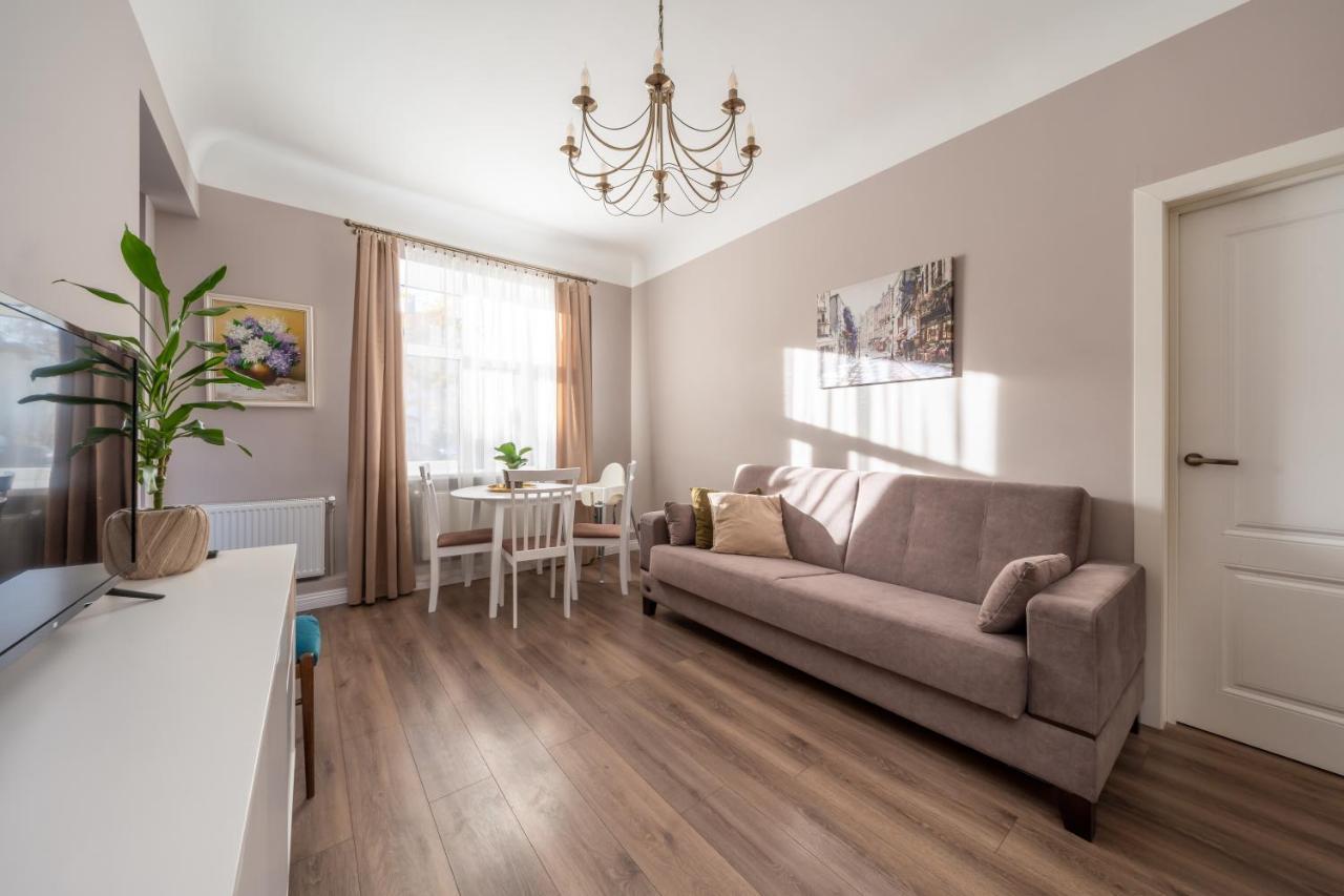 Stylish Latvian Classic 1-Bedroom Apartment Near City Center, Parks & Public Transport Links Riga Bagian luar foto