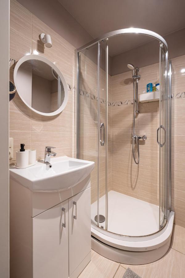 Stylish Latvian Classic 1-Bedroom Apartment Near City Center, Parks & Public Transport Links Riga Bagian luar foto