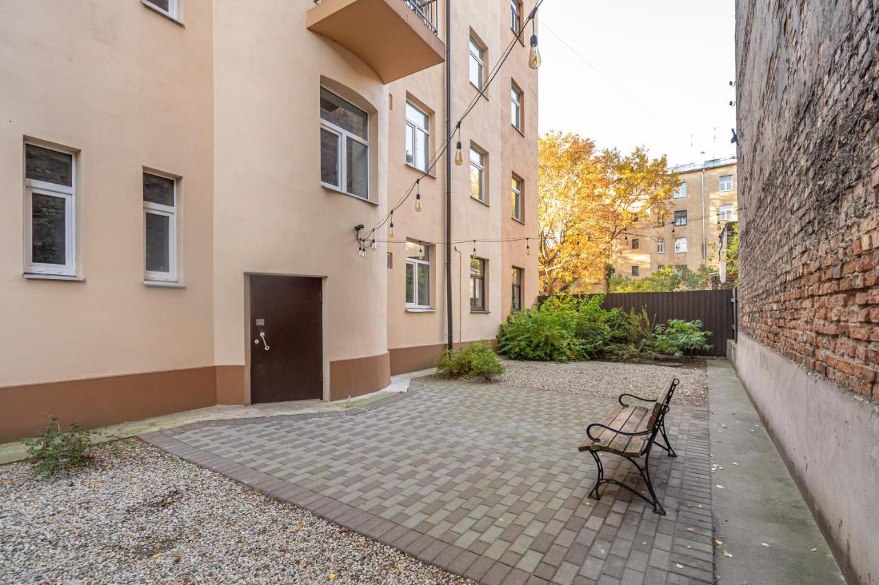 Stylish Latvian Classic 1-Bedroom Apartment Near City Center, Parks & Public Transport Links Riga Bagian luar foto