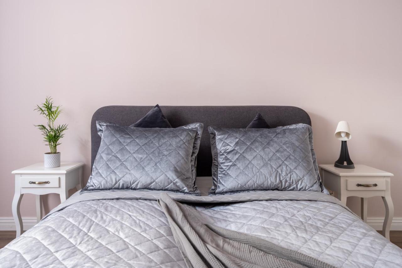 Stylish Latvian Classic 1-Bedroom Apartment Near City Center, Parks & Public Transport Links Riga Bagian luar foto