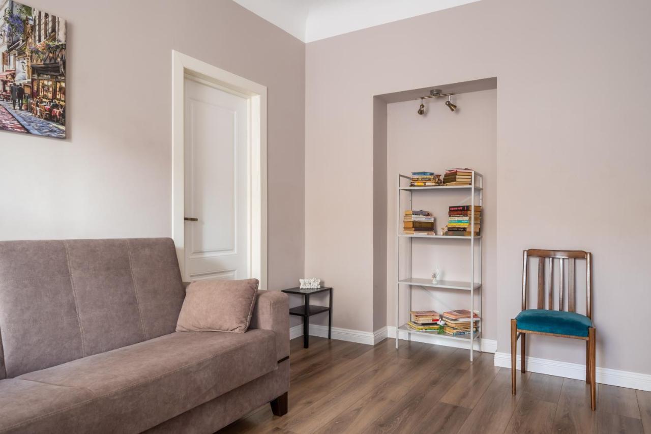Stylish Latvian Classic 1-Bedroom Apartment Near City Center, Parks & Public Transport Links Riga Bagian luar foto