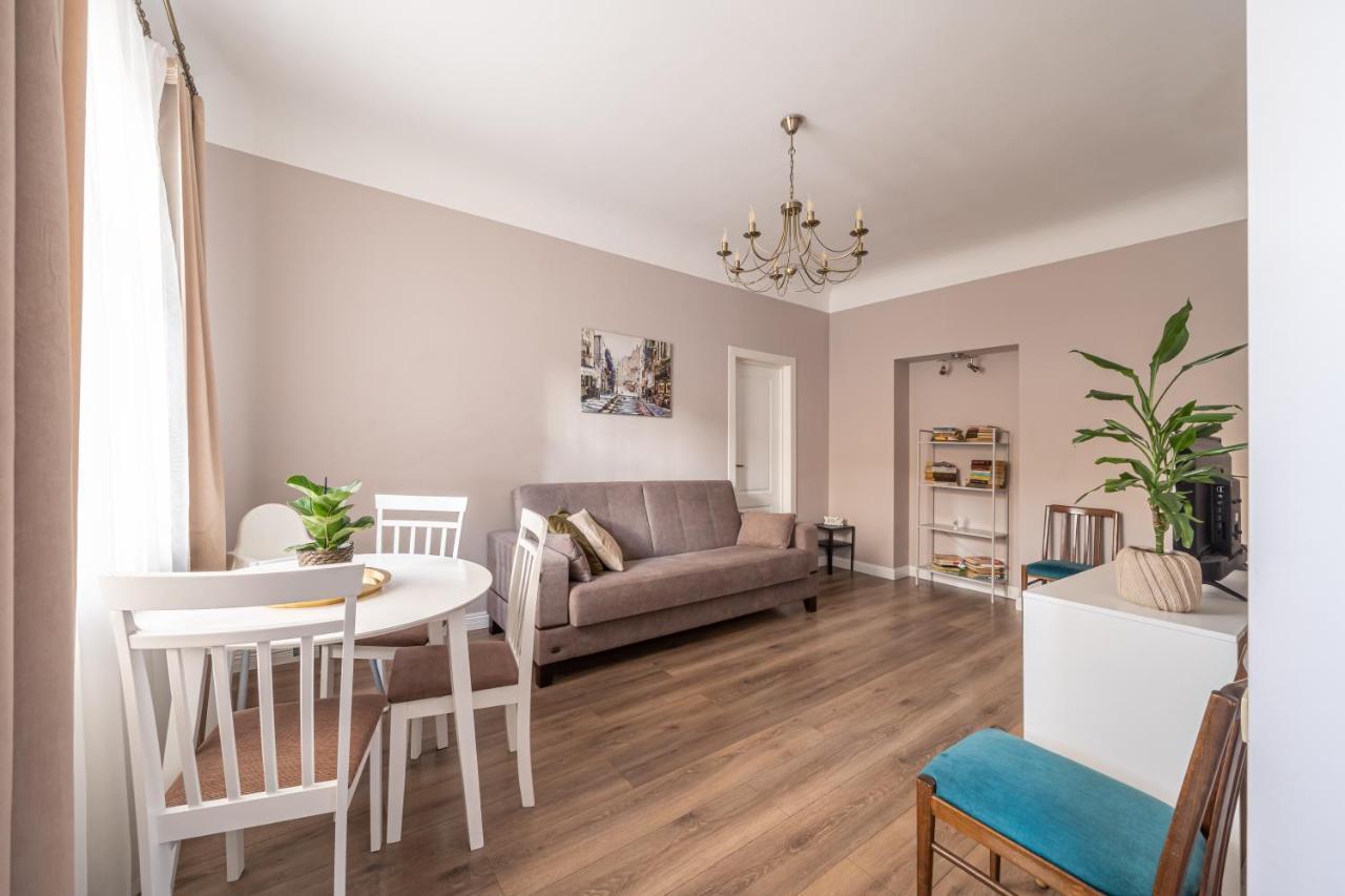 Stylish Latvian Classic 1-Bedroom Apartment Near City Center, Parks & Public Transport Links Riga Bagian luar foto