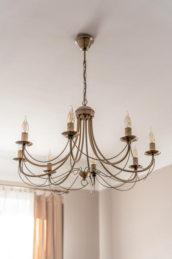 Stylish Latvian Classic 1-Bedroom Apartment Near City Center, Parks & Public Transport Links Riga Bagian luar foto