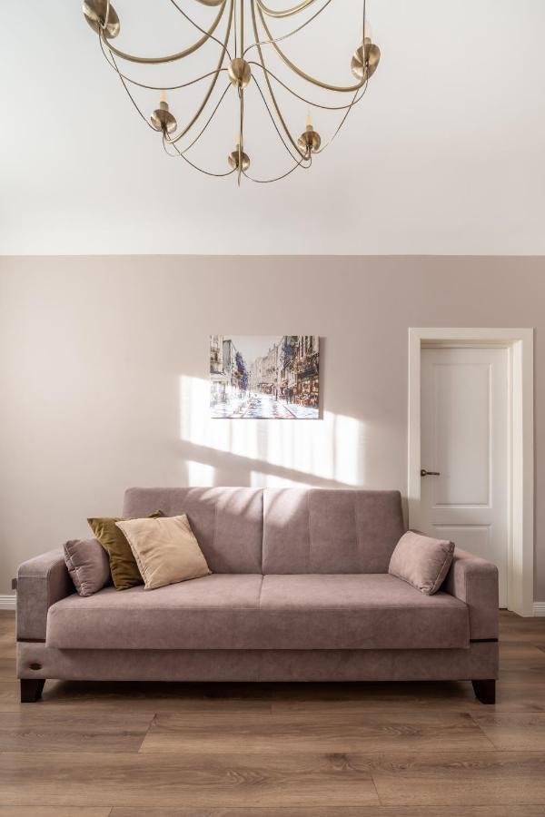 Stylish Latvian Classic 1-Bedroom Apartment Near City Center, Parks & Public Transport Links Riga Bagian luar foto