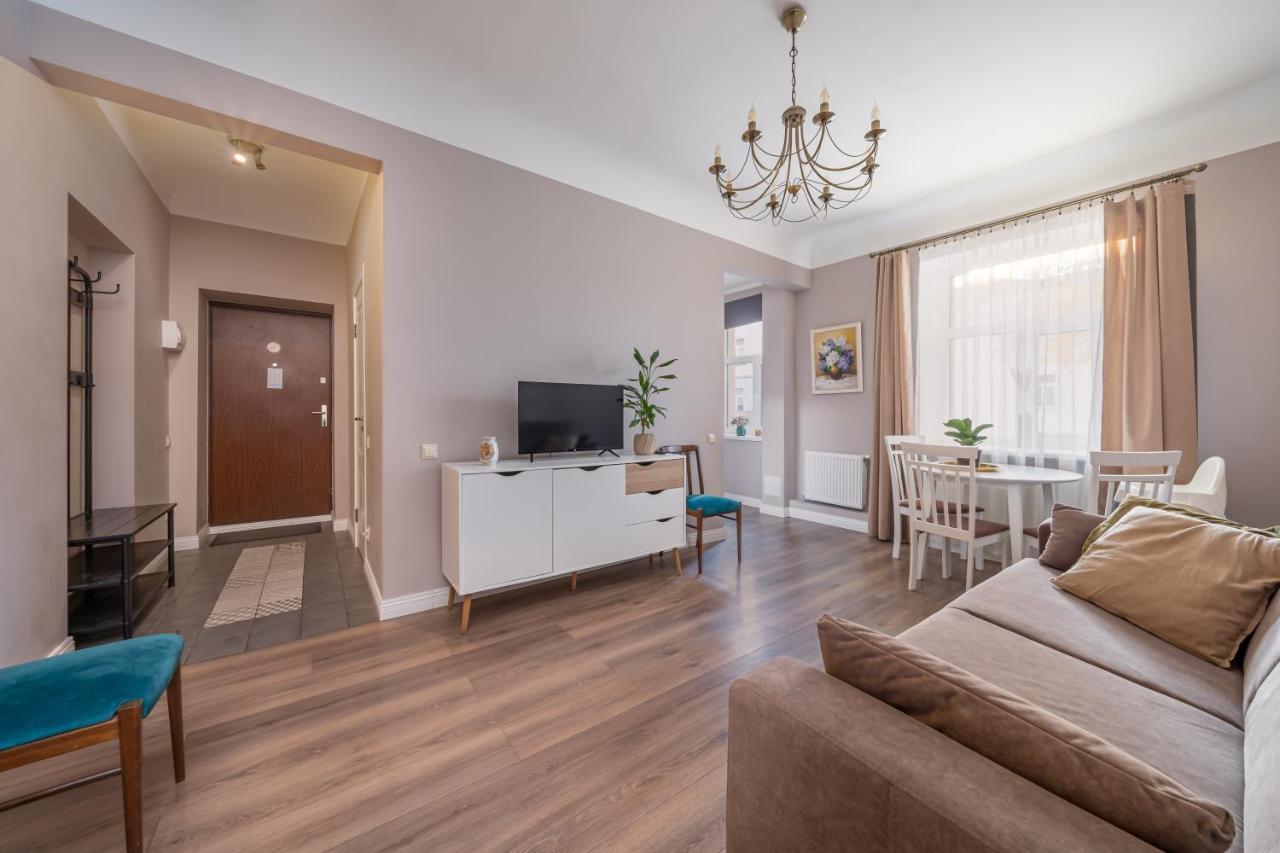 Stylish Latvian Classic 1-Bedroom Apartment Near City Center, Parks & Public Transport Links Riga Bagian luar foto