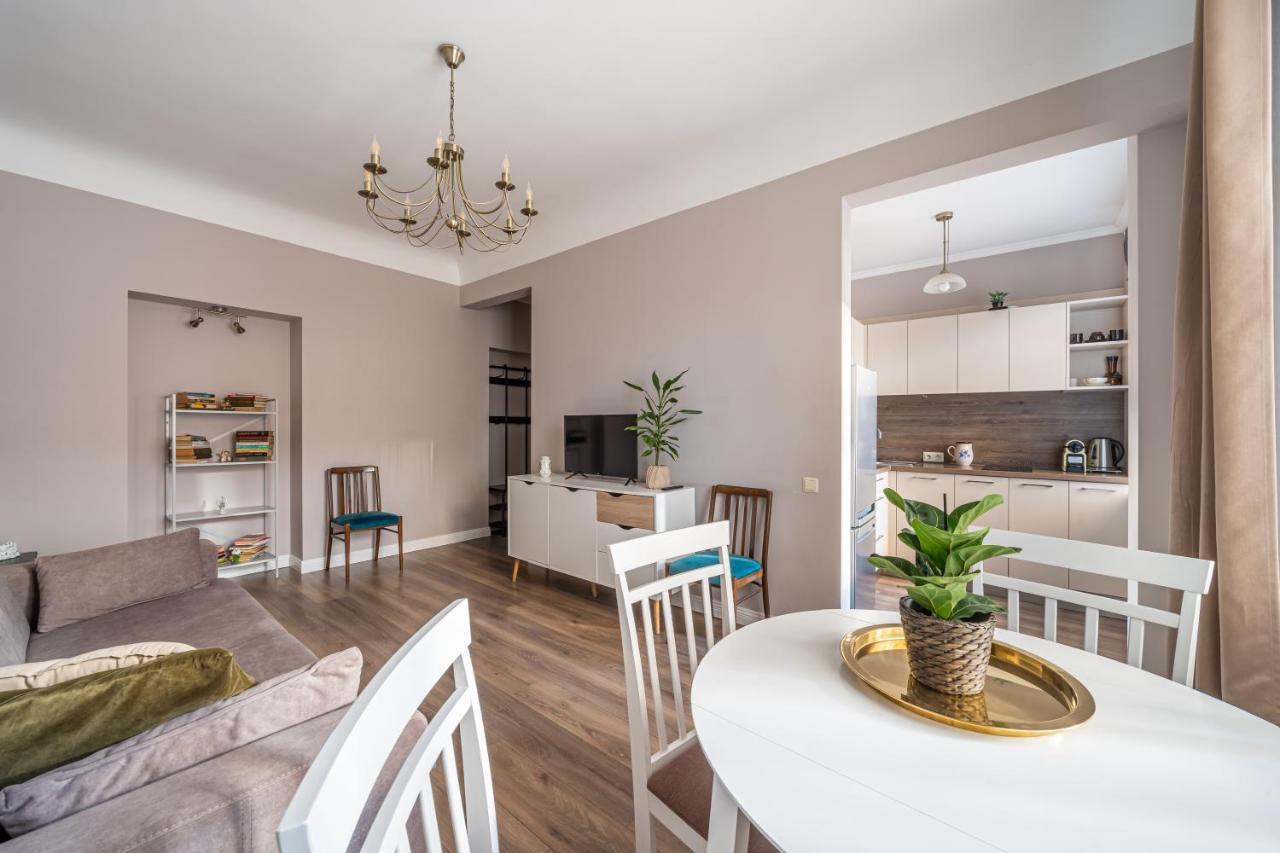 Stylish Latvian Classic 1-Bedroom Apartment Near City Center, Parks & Public Transport Links Riga Bagian luar foto