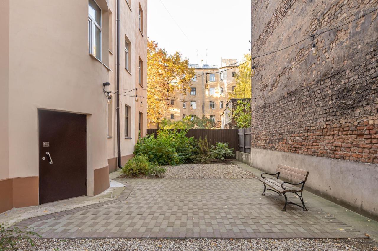 Stylish Latvian Classic 1-Bedroom Apartment Near City Center, Parks & Public Transport Links Riga Bagian luar foto