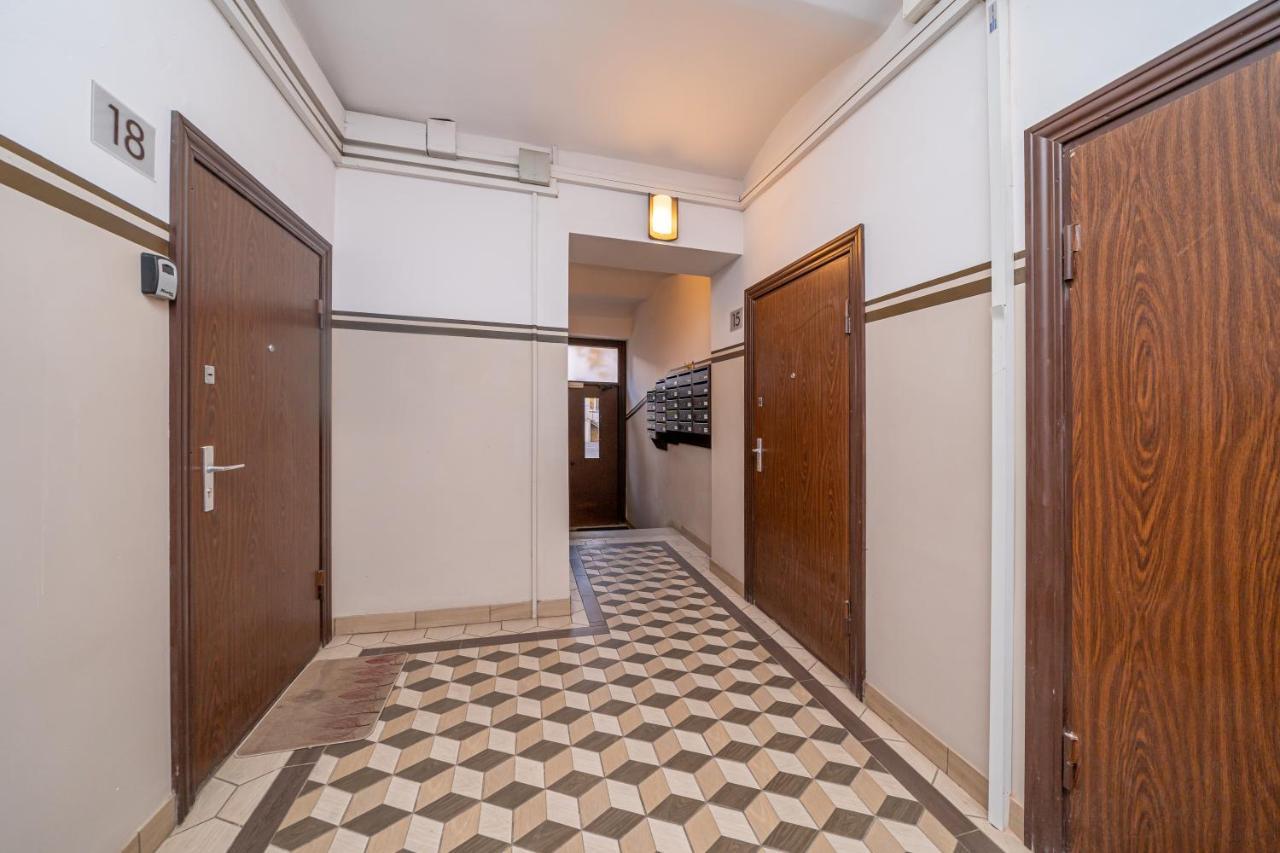 Stylish Latvian Classic 1-Bedroom Apartment Near City Center, Parks & Public Transport Links Riga Bagian luar foto